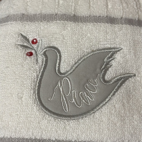 NWT Caro Home Chateau Royal NOEL & PEACE DOVE Hand Towel Set White/Silver - Picture 3 of 9
